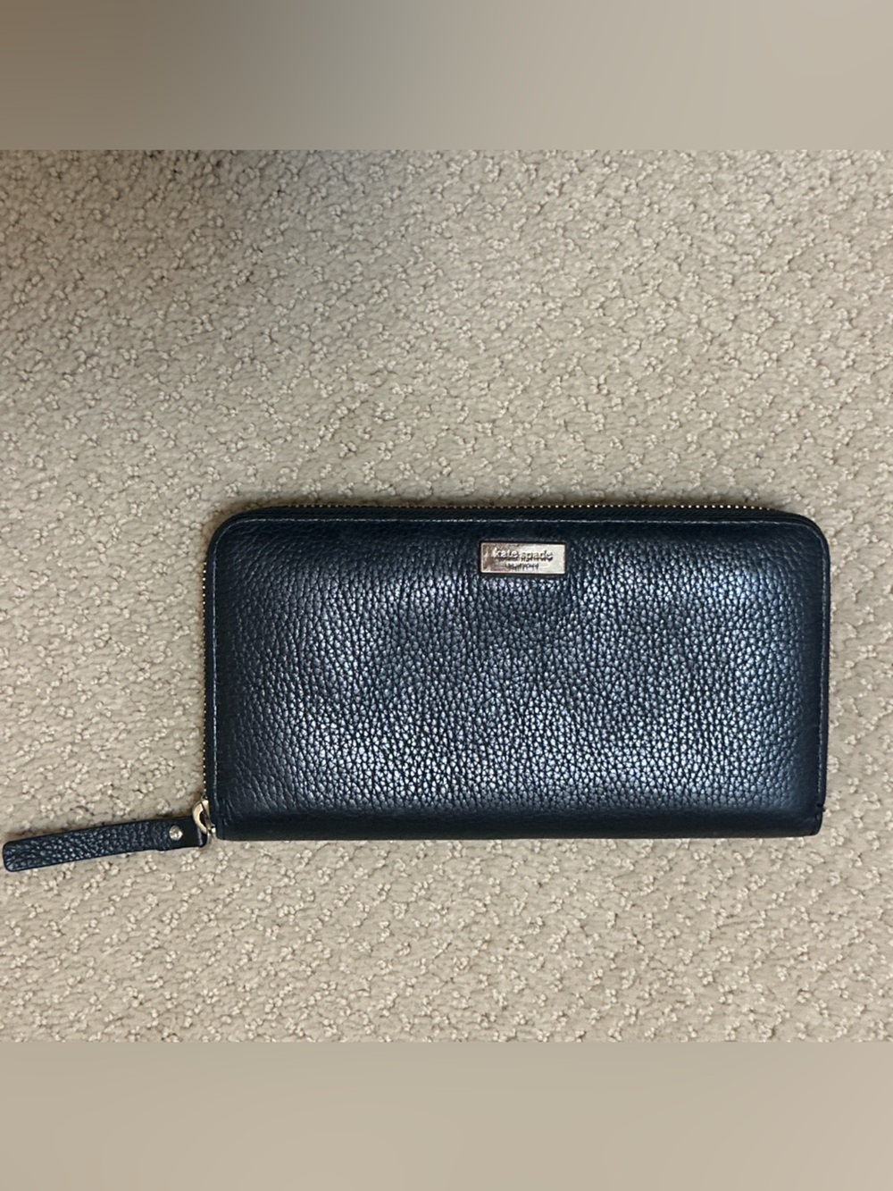 kate spade black pebbled leather wallet with gold logo plaque